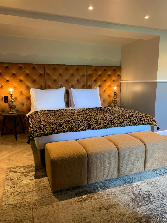 Ein Doppelzimmer mit Doppelbett und Sitzgelegenheit im Maison Viktoria