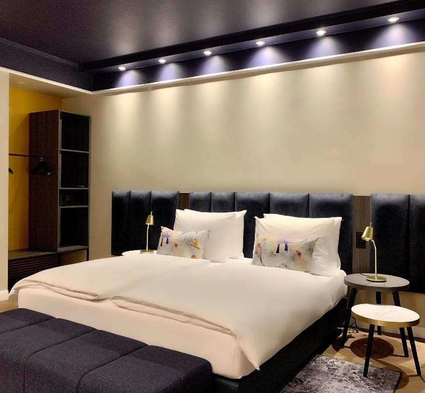 Ein Doppelzimmer mit Beistelltisch im Maison Viktoria