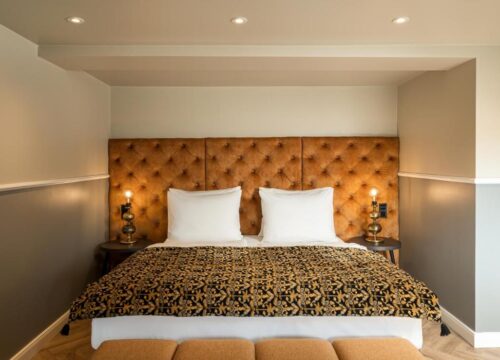 Das Doppelbett mit Nachttischen im Maison Viktoria