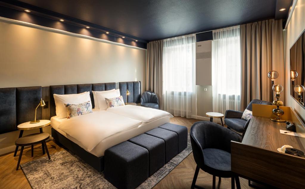 Ein Doppelzimmer mit Sesseln im Maison Viktoria