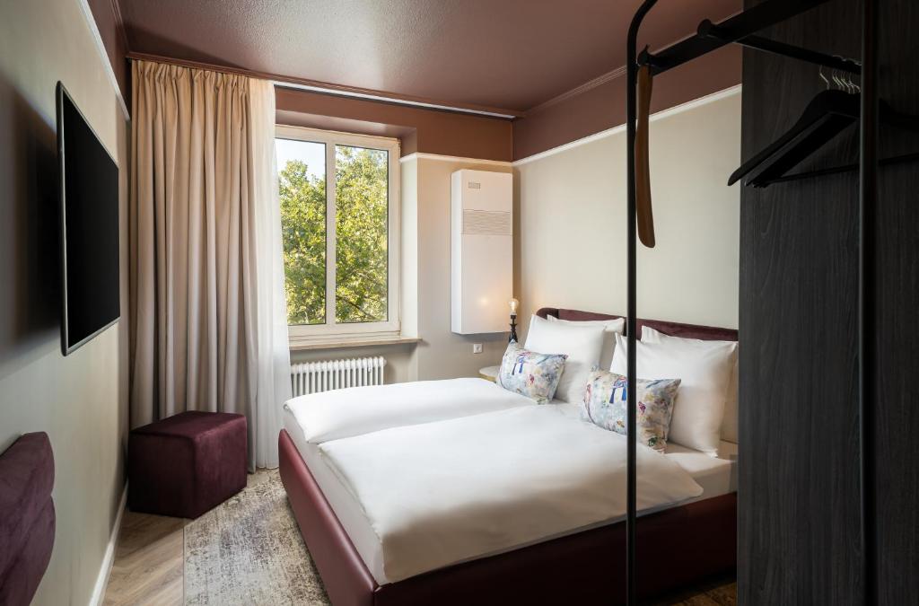 Die Garderobe eines Doppelzimmers im Maison Viktoria