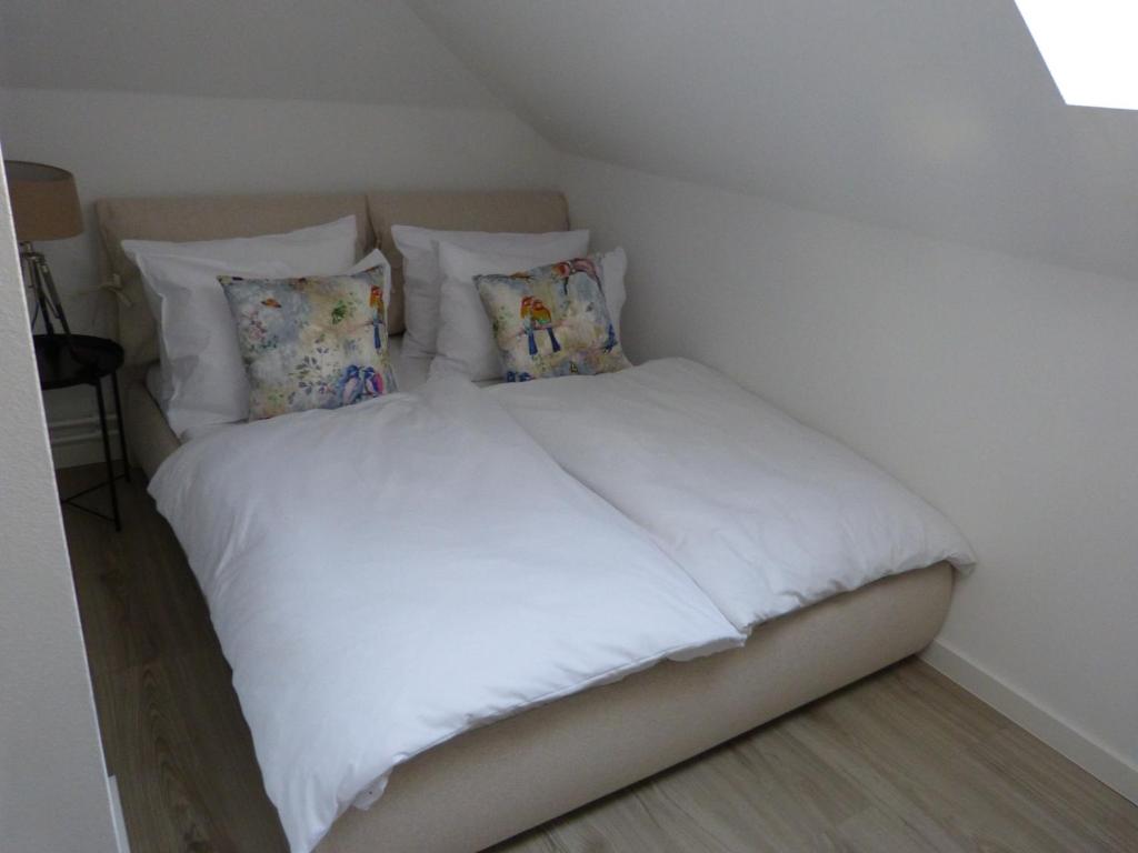 Ein Doppelbett im Familienzimmer im Maison Viktoria