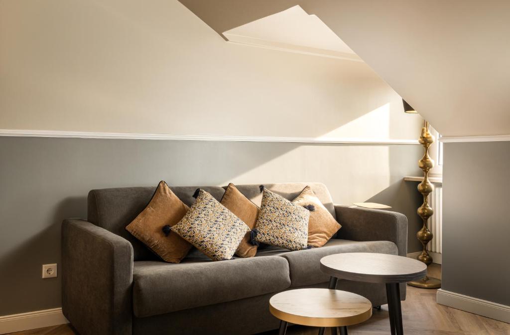 Das Sofa einer Suite im Maison Viktoria