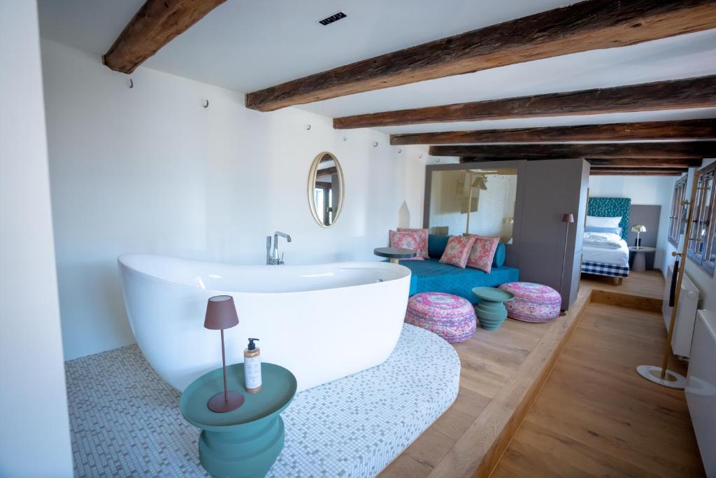 Die Badewanne eines Zimmers im Maxim Suites