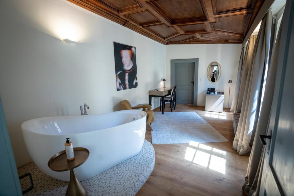 Der Schreibtisch und das Wandbild eines Zimmers im Maxim Suites