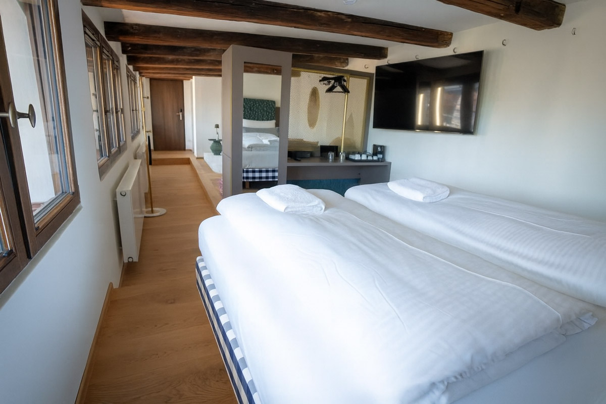 Ein Doppelzimmer mit Fernseher im Maxim Suites