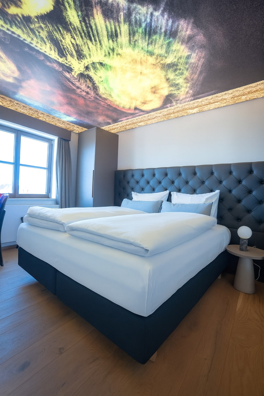Ein Doppelzimmer mit Doppelbett und Schrank im Maxim Suites