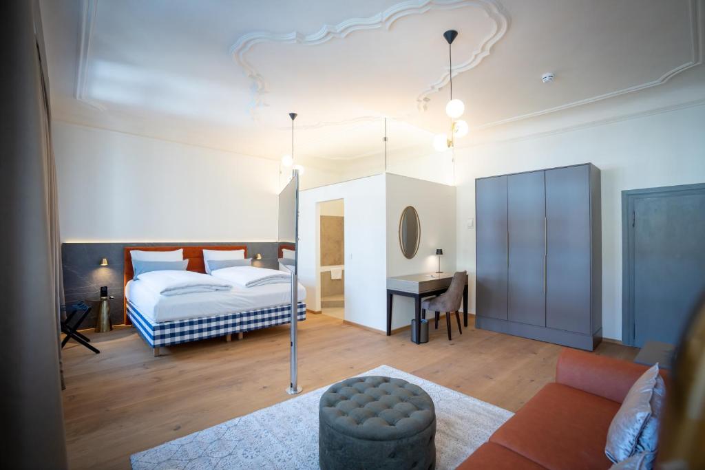 Ein Doppelzimmer mit Schrank und Schreibtisch im Maxim Suites