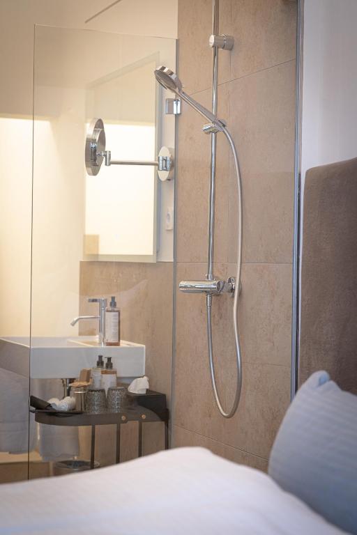 Die Dusche des Badezimmers im Maxim Suites