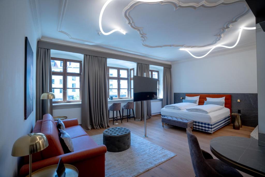 Der Schlaf- und Wohnbereich eines Zimmers im Maxim Suites