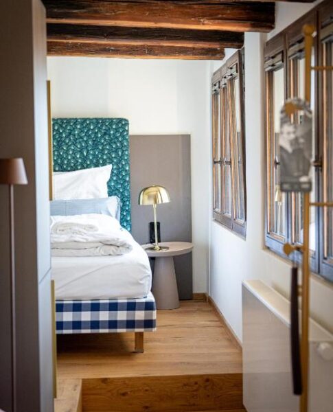 Ein Hotelzimmer mit Zugang zum Schlafbereich im Maxim Suites