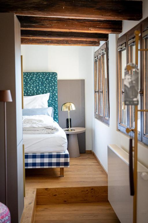 Ein Hotelzimmer mit Zugang zum Schlafbereich im Maxim Suites