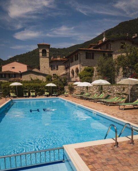 Der Pool bei Sonnenschein im Hotel MioMio