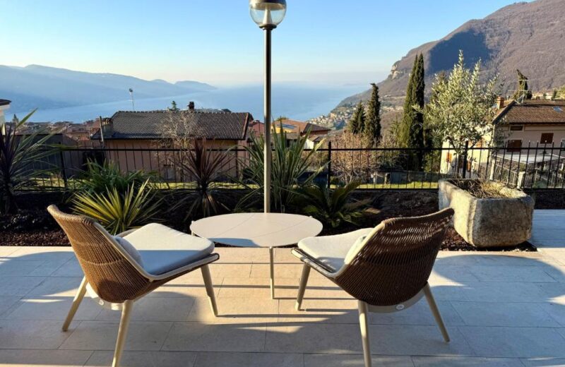 Die Terrasse mit Tischen und Stühlen im Hotel MioMio