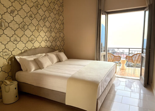 Ein Doppelzimmer mit Balkon im Hotel MioMio