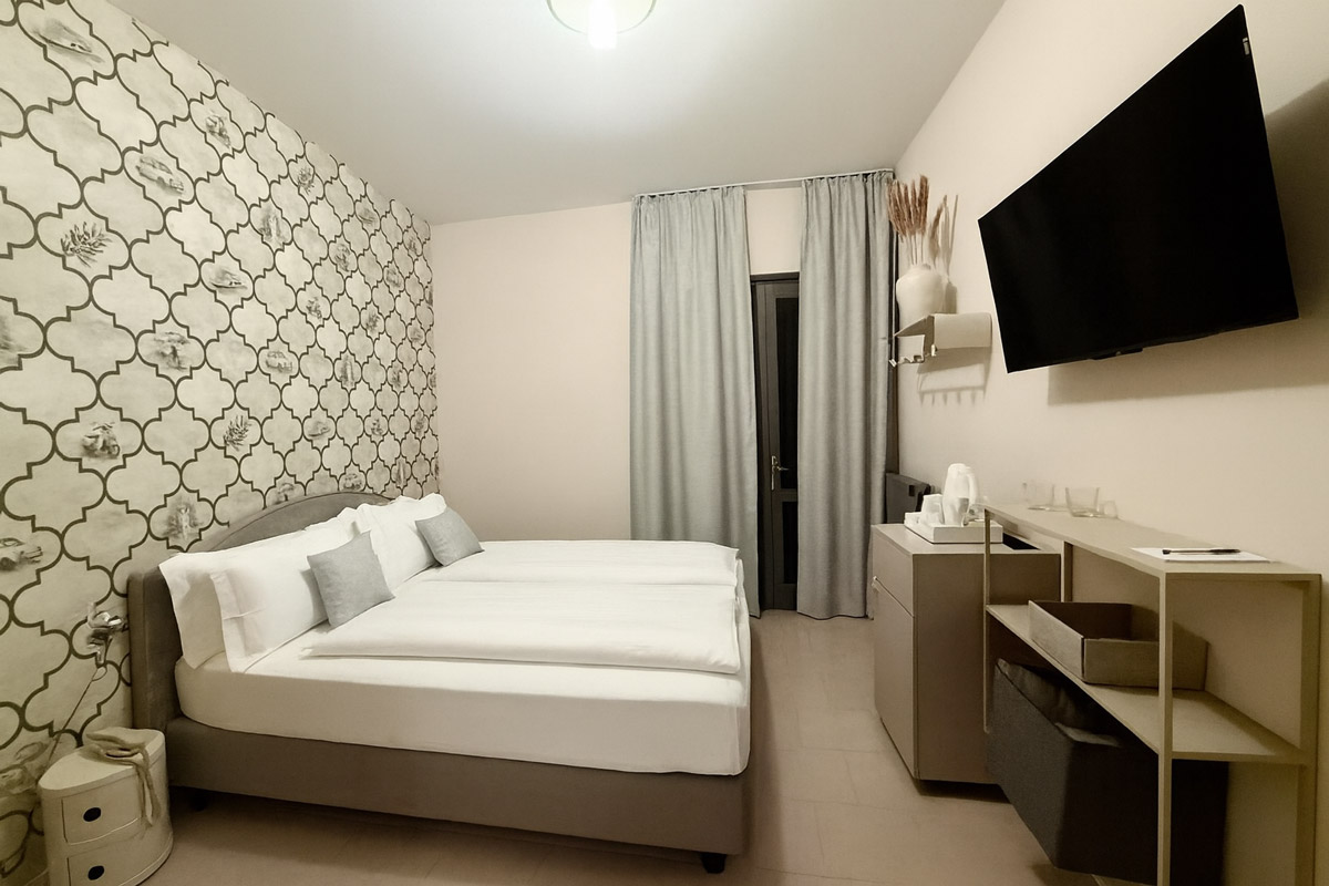 Ein Doppelzimmer mit Kommode im Hotel MioMio