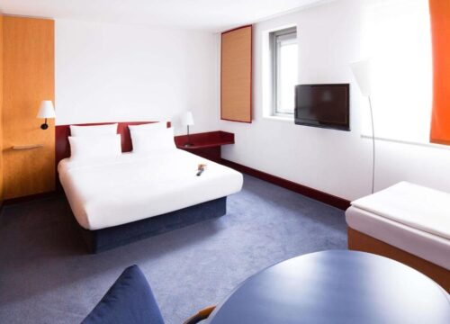 Ein Dreibettzimmer mit Betten im Novotel Suites Hannover City