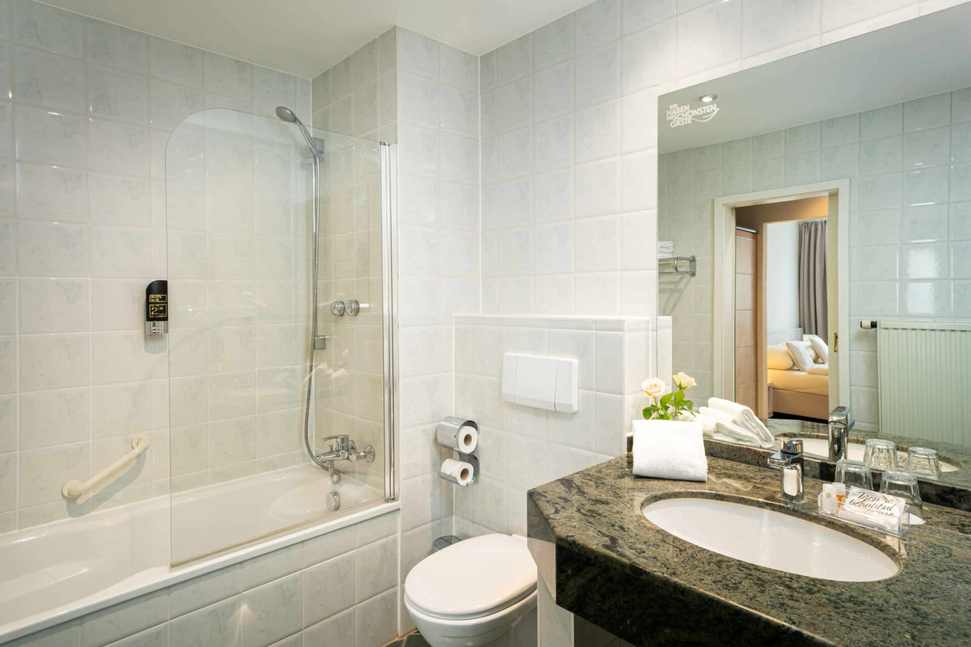 Das Badezimmer einer Suite im QU Hotel Augsburg