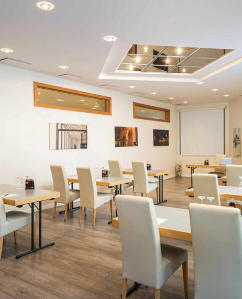 Ein Tagungsraum mit parlamentarischen Bestuhlung im QU Hotel Augsburg