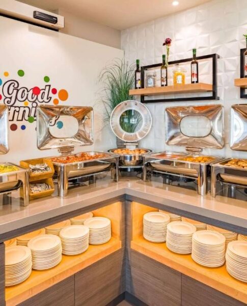 Das Buffet im Ramada Encore by Wyndham Munich Messe