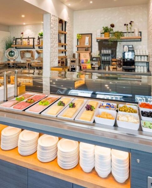 Die Auswahl des Frühstücksbuffets im Ramada Encore by Wyndham Munich Messe