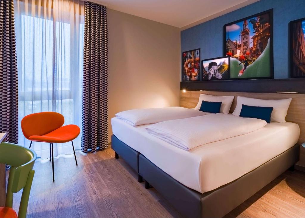 Das Doppelzimmer mit großem Fenster im Ramada Encore by Wyndham Munich Messe 