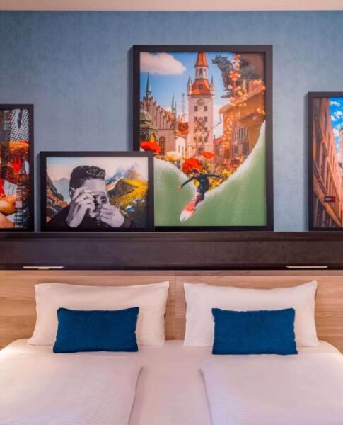 Die Wanddekoration des Doppelzimmers im Ramada Encore by Wyndham Munich Messe