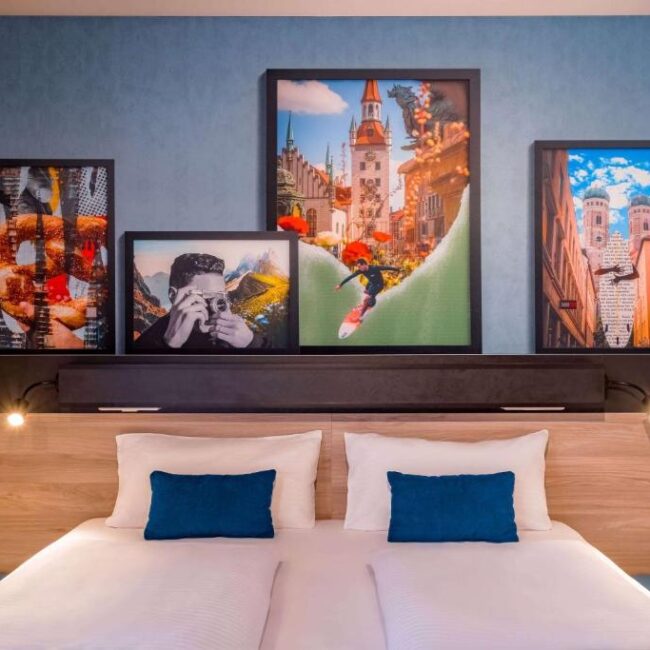 Die Wanddekoration des Doppelzimmers im Ramada Encore by Wyndham Munich Messe