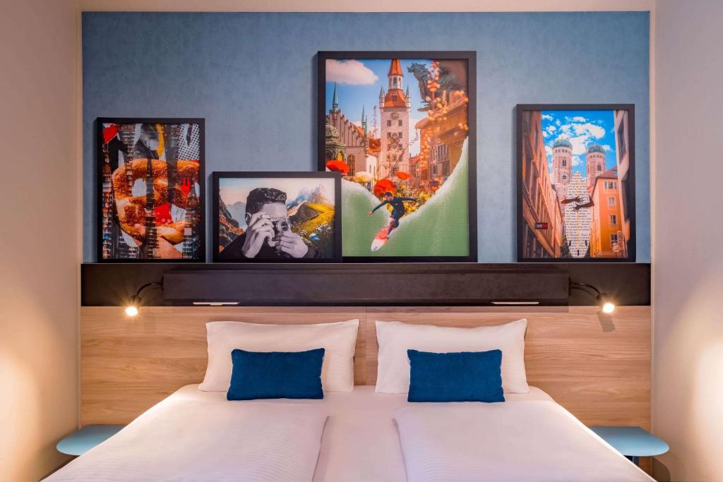 Die Wanddekoration des Doppelzimmers im Ramada Encore by Wyndham Munich Messe