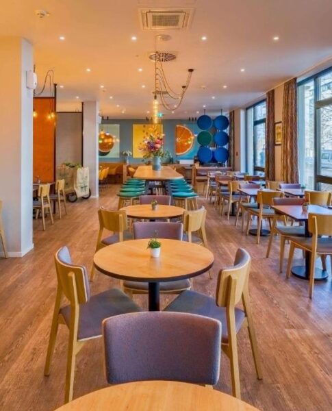 Der Essbereich im Ramada Encore by Wyndham Munich Messe