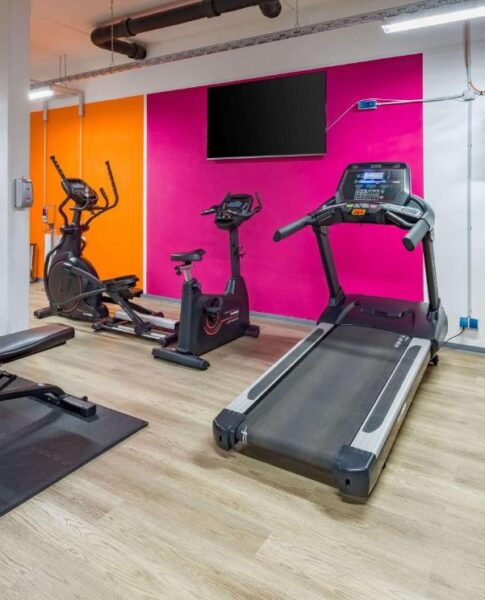 Der Fitnessbereich mit Geräten im Ramada Encore by Wyndham Munich Messe
