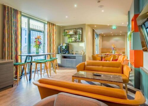 Die Lobby des Ramada Encore by Wyndham Munich Messe