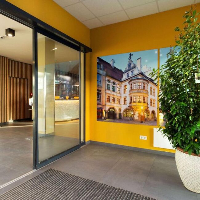 Der Eingangsbereich des Ramada Encore by Wyndham Munich Messe