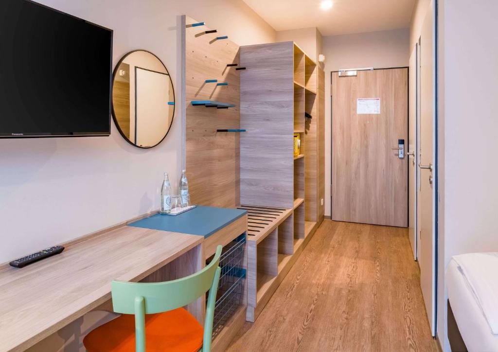 Der Eingangsbereich mit Schrank eines Zimmers im Ramada Encore by Wyndham Munich Messe