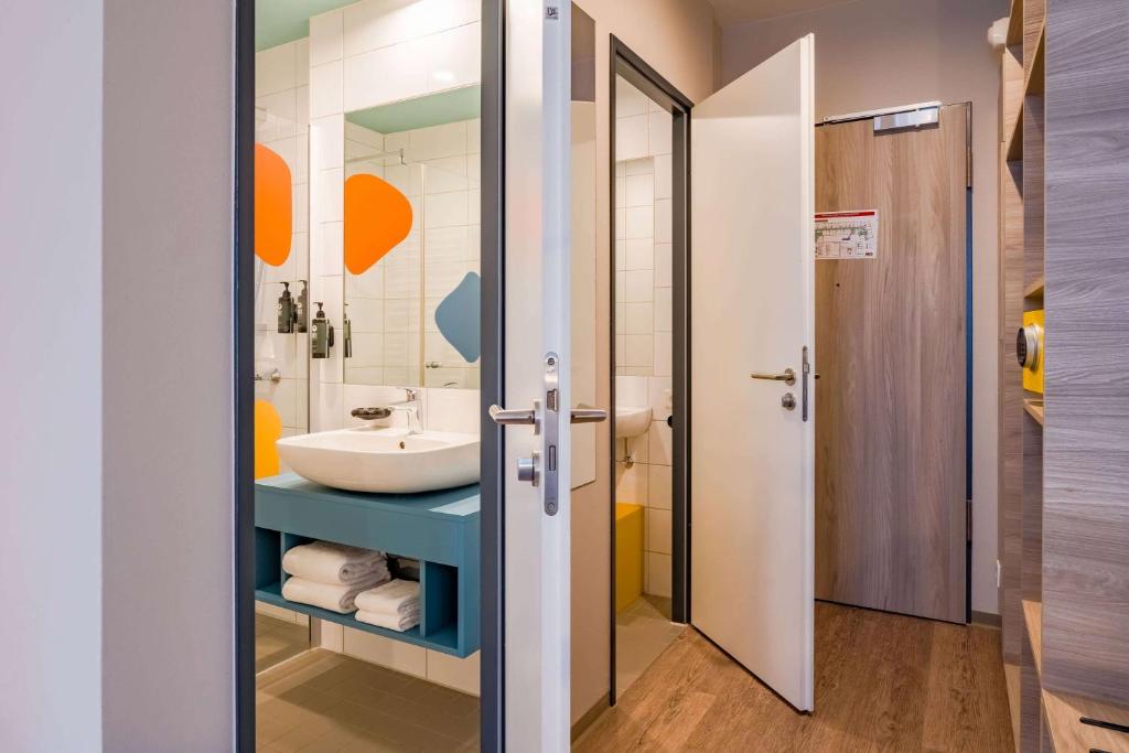 Der Eingangsbereich eines Zimmers im Ramada Encore by Wyndham Munich Messe