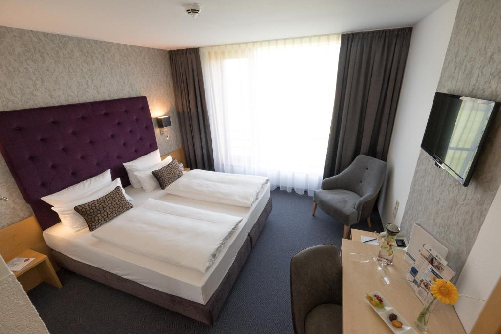 Der Schafbereich eines Zimmers mit Sicht von oben im rugs Hotel am Schlosspark Lichtenwalde