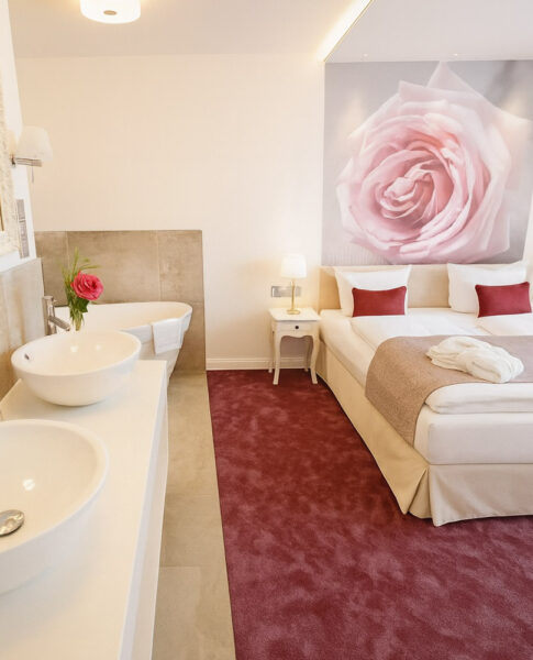 Das Doppelzimmer mit Waschbecken im rugs Hotel am Schlosspark Lichtenwalde