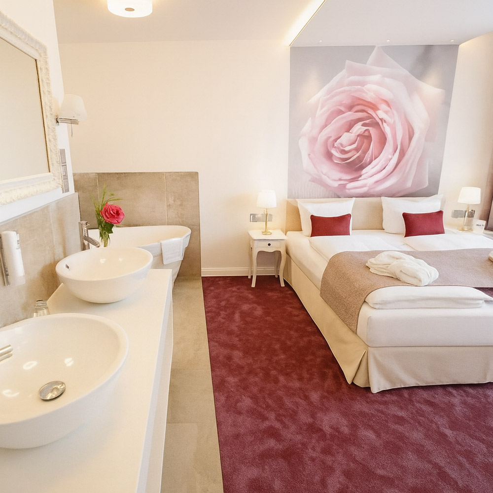 Das Doppelzimmer mit Waschbecken im rugs Hotel am Schlosspark Lichtenwalde