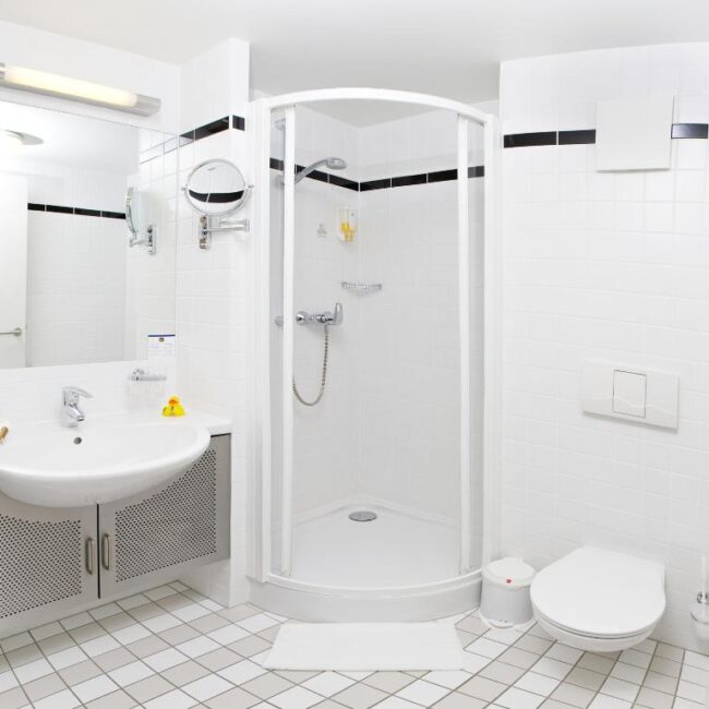 Das Badezimmer mit Dusche im rugs Hotel am Schlosspark Lichtenwalde