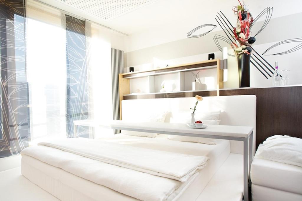 Das Bett eines Zimmers im rugs Hotel am Schlosspark Lichtenwalde