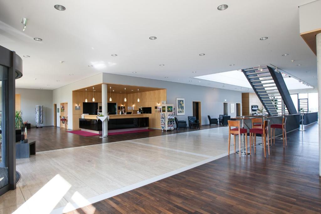 Der Rezeptionsbereich des rugs Hotel am Schlosspark Lichtenwalde