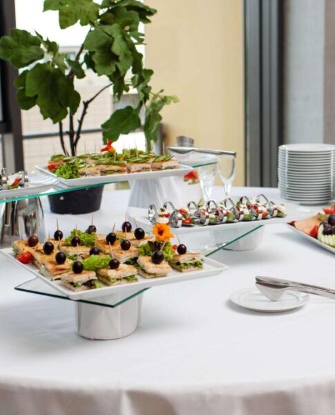 Der Speisesaal mit Snacks im rugs Hotel am Schlosspark Lichtenwalde 