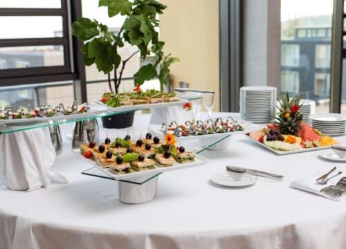 Der Speisesaal mit Snacks im rugs Hotel am Schlosspark Lichtenwalde