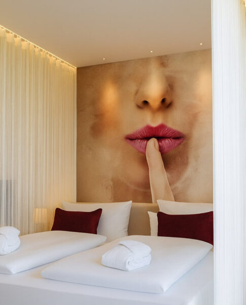 Der Schlafbereich der Suite im rugs Hotel am Schlosspark Lichtenwalde
