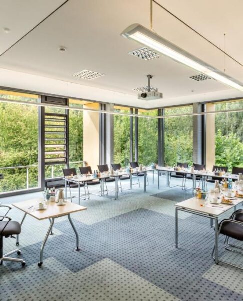 Der Tagungsraum mit U-Form Bestuhlung im rugs Hotel am Schlosspark Lichtenwalde