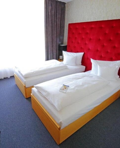 Die Betten eines Twin-Zimmers im rugs Hotel am Schlosspark Lichtenwalde