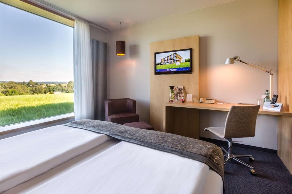 Der Arbeitsbereich eines Zimmers im rugs Hotel am Schlosspark Lichtenwalde