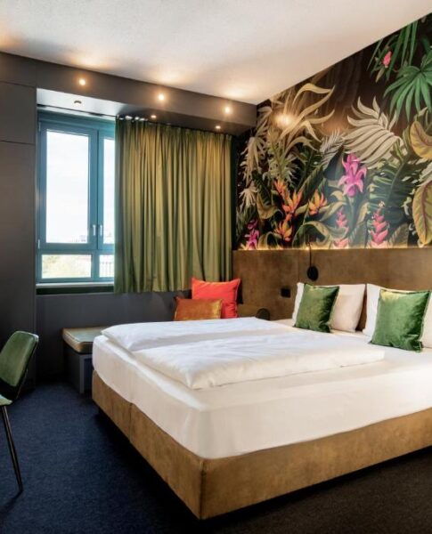 Das Doppelzimmer mit Doppelbett und Fenster im rugs Hotel Augsburg