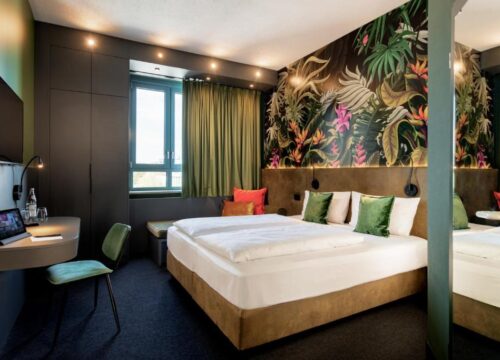 Das Doppelzimmer mit Doppelbett und Fenster im rugs Hotel Augsburg