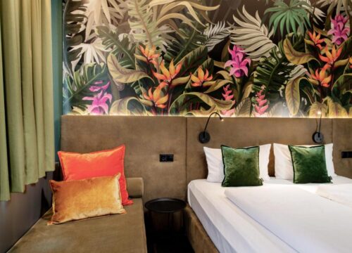 Ein Dreibettzimmer mit Doppelbett und Einzelbett im rugs Hotel Augsburg